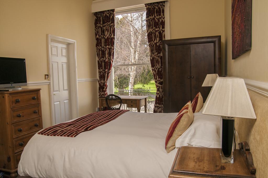 Clarence Court Hotel Челтнем Екстер'єр фото