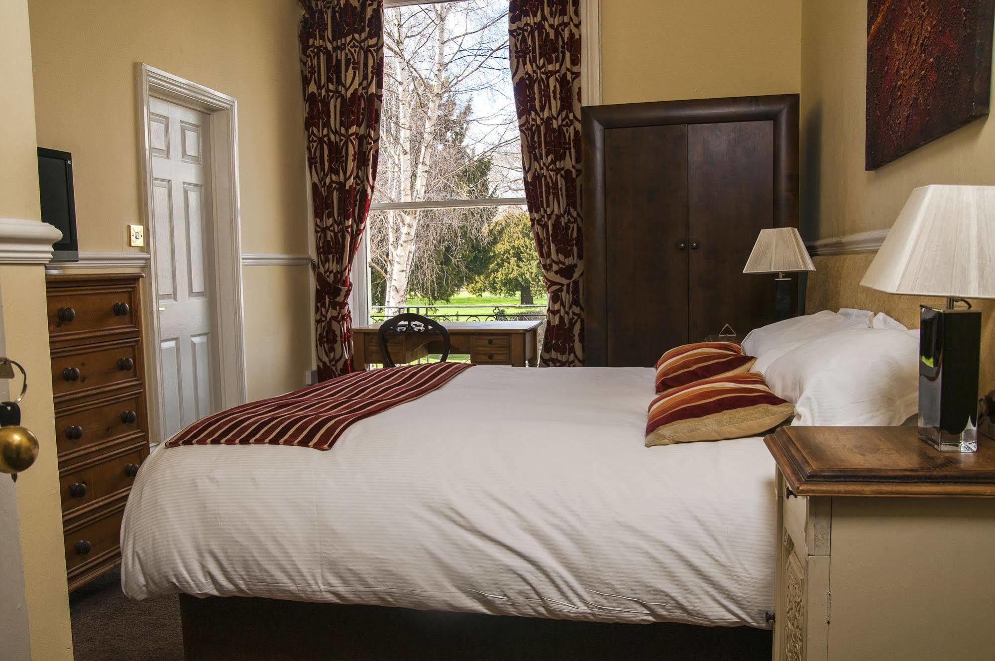 Clarence Court Hotel Челтнем Екстер'єр фото